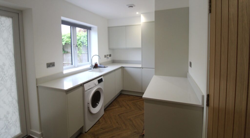 Handle-less utility room